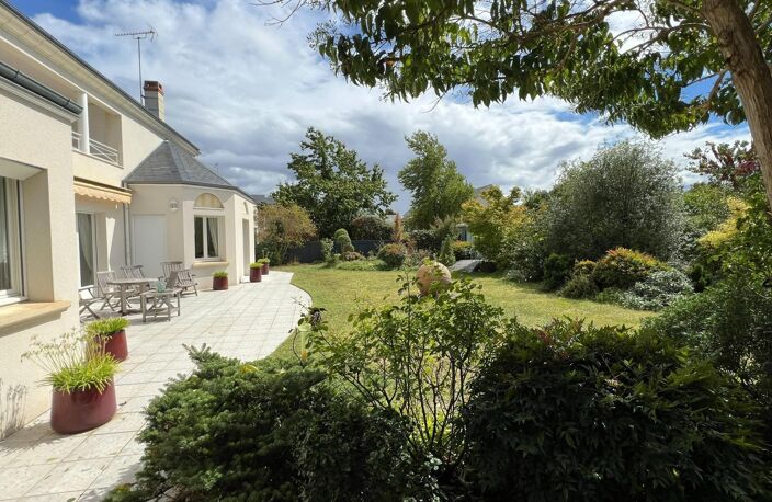 Rare. Spacieuse. Excellent état. Somptueux jardin paysagé piscinable. 4 chambres dont suite en RDC. Garage. — photo 2