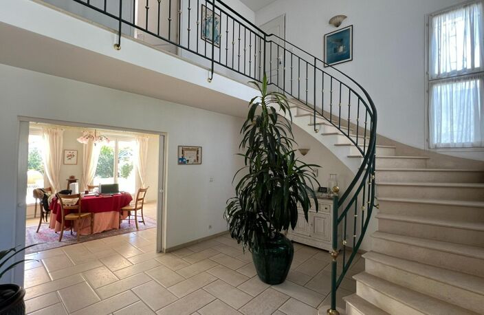 Rare. Spacieuse. Excellent état. Somptueux jardin paysagé piscinable. 4 chambres dont suite en RDC. Garage. — photo 3