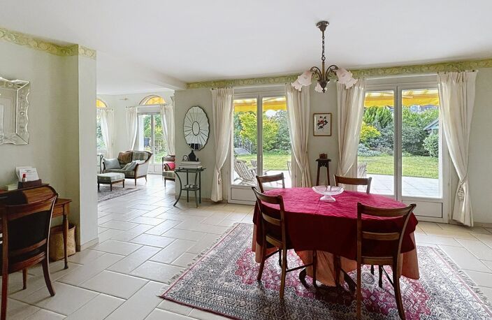 Rare. Spacieuse. Excellent état. Somptueux jardin paysagé piscinable. 4 chambres dont suite en RDC. Garage. — photo 5