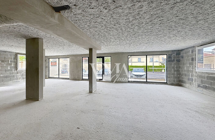 Exclusivité au coeur de JASSANS ! dernier local commercial a — photo 4