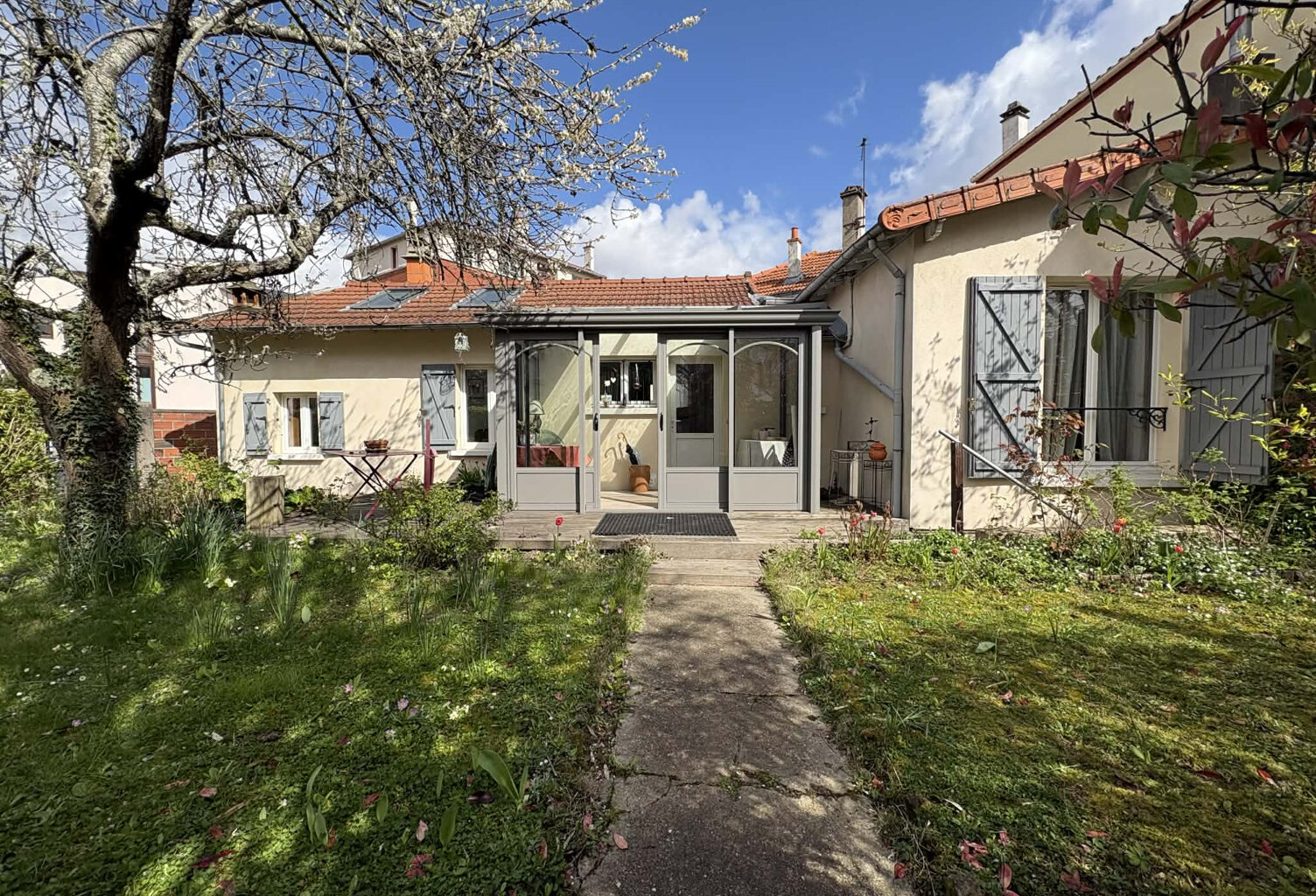 COUP DE COEUR POUR CETTE MAISON DE PLAIN PIED RARE SUR LE SE — photo 1