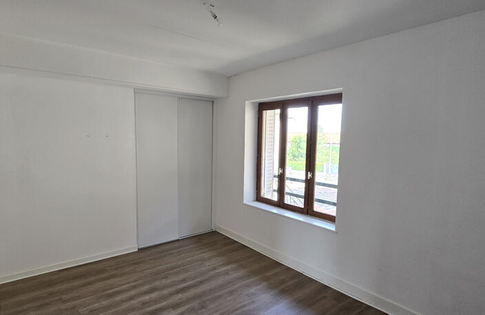 Appartement T4 de 76,3 m2 à L'ARBRESLE — photo 2