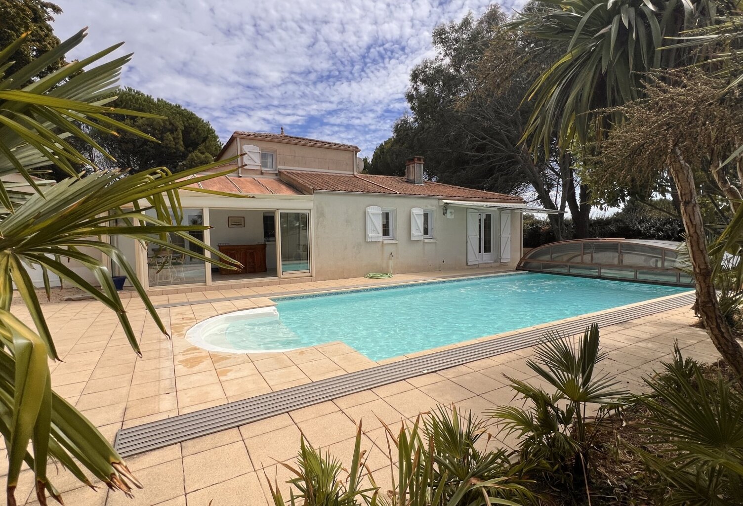 **LONGEVILLE-SUR-MER - ÉLÉGANTE PROPRIÉTÉ AVEC PISCINE ET GRANDS ESPACES** — photo 1