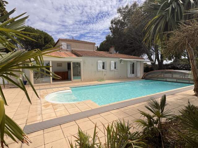 **LONGEVILLE-SUR-MER - ÉLÉGANTE PROPRIÉTÉ AVEC PISCINE ET GRANDS ESPACES** — photo du bien