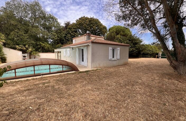 **LONGEVILLE-SUR-MER - ÉLÉGANTE PROPRIÉTÉ AVEC PISCINE ET GRANDS ESPACES** — photo 3