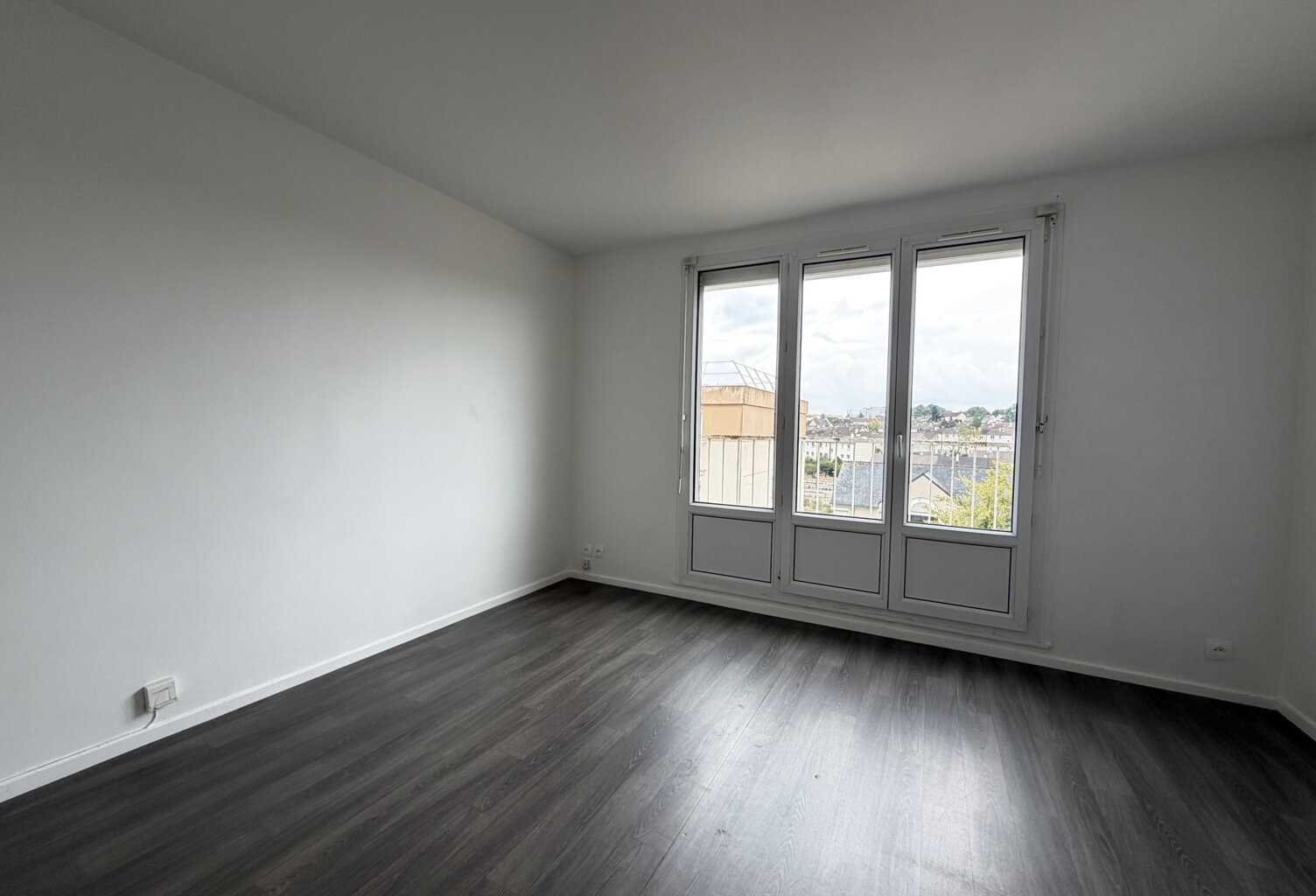 A LOUER LE MANS FUNAY APPARTEMENT DE TYPE 3 AVEC CAVE ET PAR — photo 1