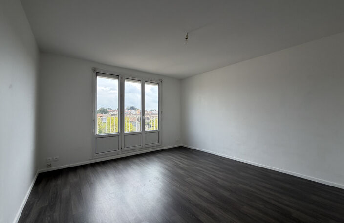 A LOUER LE MANS FUNAY APPARTEMENT DE TYPE 3 AVEC CAVE ET PAR — photo 2