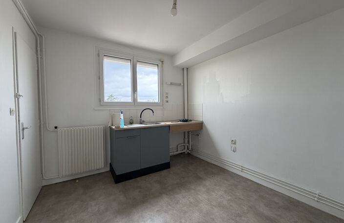 A LOUER LE MANS FUNAY APPARTEMENT DE TYPE 3 AVEC CAVE ET PAR — photo 4