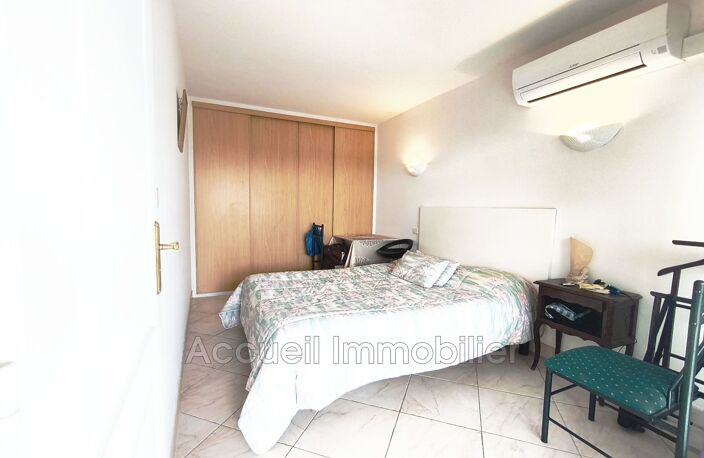 P3 en angle rez-de-jardin avec double et un aperçu sur la mer, — photo 4