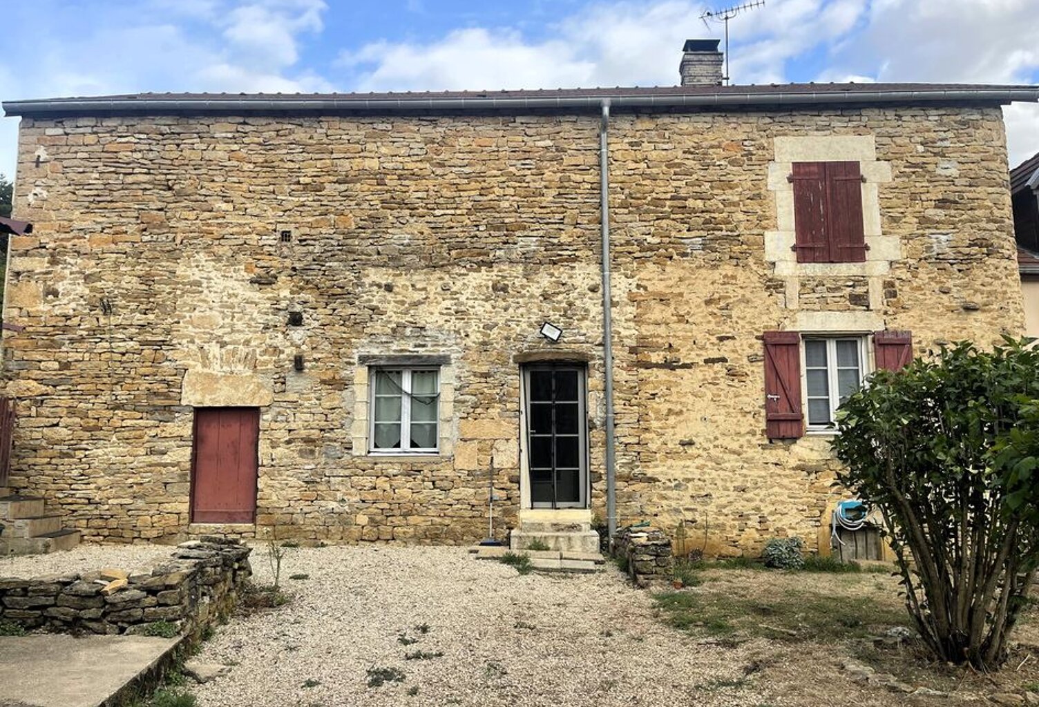 Maison rénovée avec garages et cour au calme à Baissey — photo 1