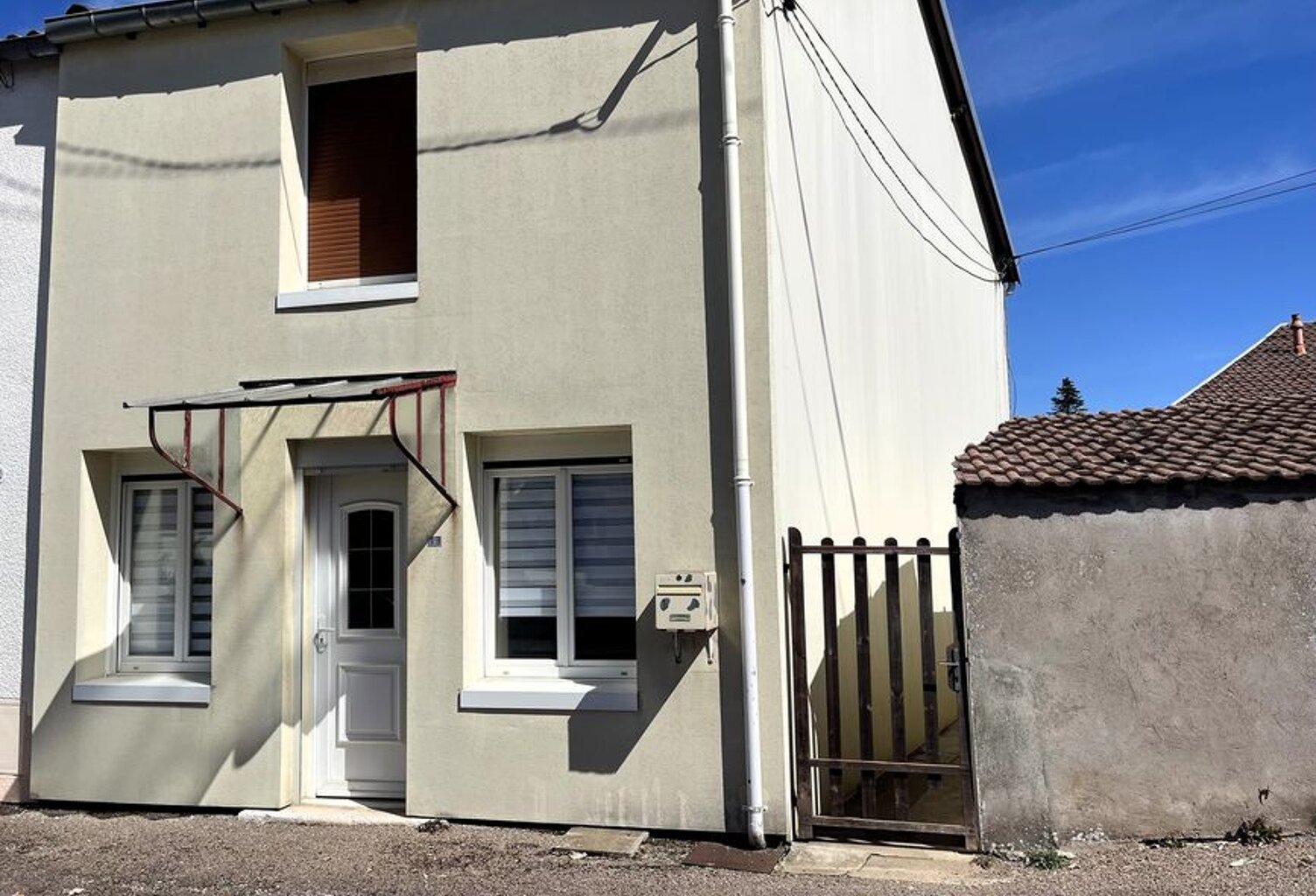 Maison 2 chambres avec terrain et petites dépendances — photo 1