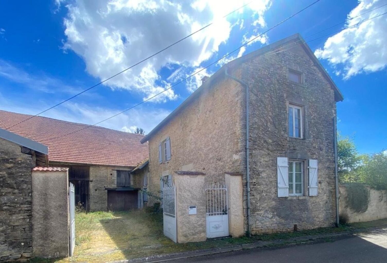 Bâtisse en pierre avec dépendances — photo 1