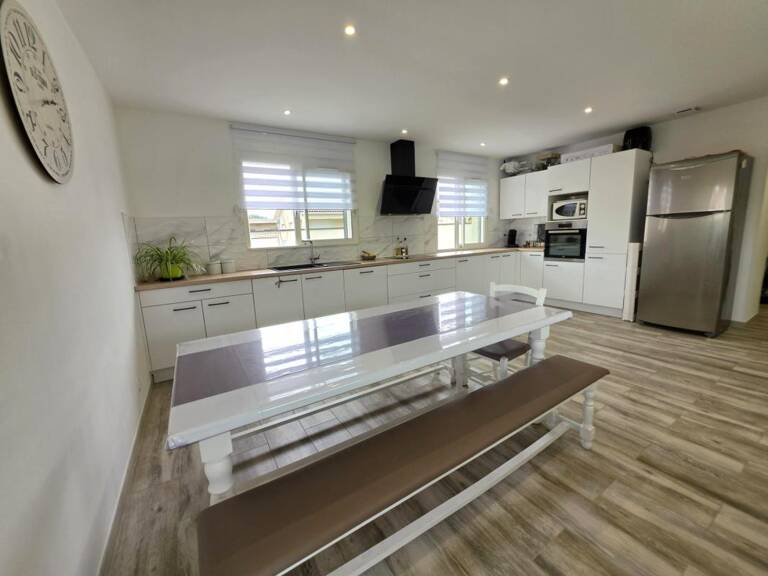 Maison à vendre de plain-pied – 4 chambres - 99 m² –  THIERS (63300) – 255 000 euros — photo 1