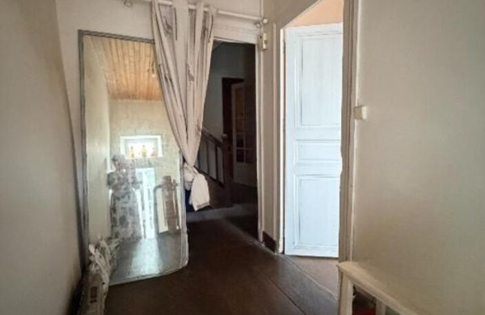 La Rochefoucauld. Immeuble avec magasin et appartement — photo 3