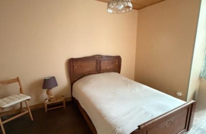 La Rochefoucauld. Immeuble avec magasin et appartement — photo 4
