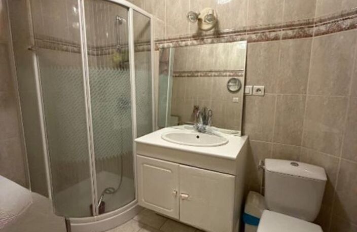 La Rochefoucauld. Immeuble avec magasin et appartement — photo 5
