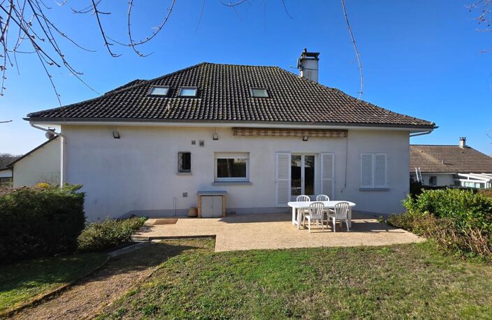 Grande maison Familiale avec Garage et Jardin - Proche Centre-bourg et Commodités — photo 2