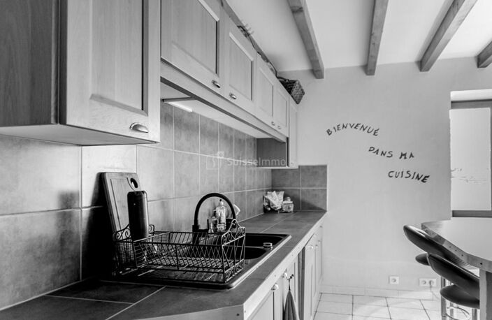 Beaux volumes pour cette maison avec agréable terrain et grande dépendance — photo 3