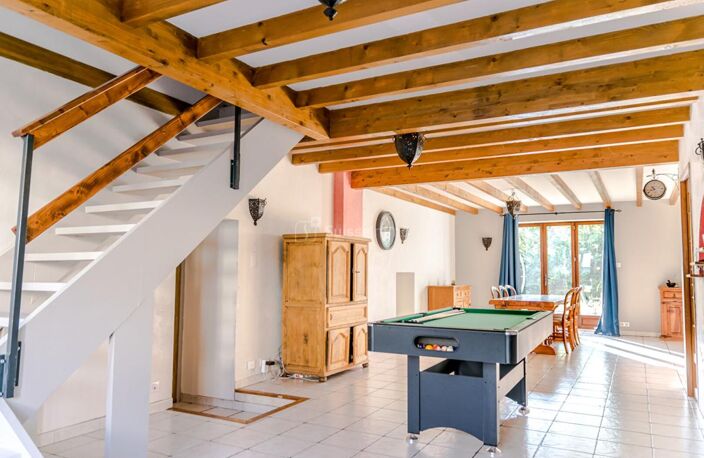 Beaux volumes pour cette maison avec agréable terrain et grande dépendance — photo 4