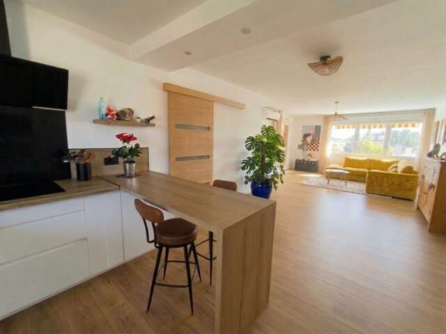 Appartement T4 entièrement rénové avec garage et terrasse — photo du bien