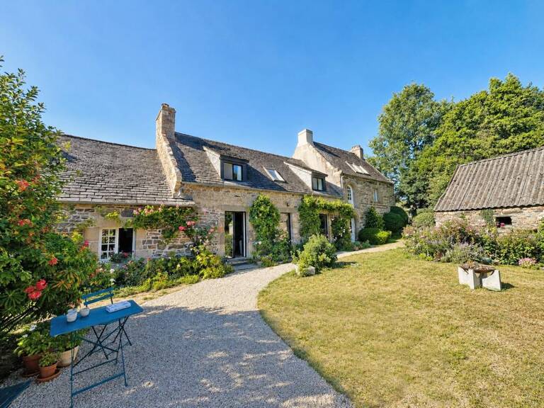 Un charme fou au cœur de Plouezoc’h ! Ensemble immobilier : maison principale, studio et dépendance — photo 1