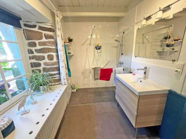 Un charme fou au cœur de Plouezoc’h ! Ensemble immobilier : maison principale, studio et dépendance — photo du bien