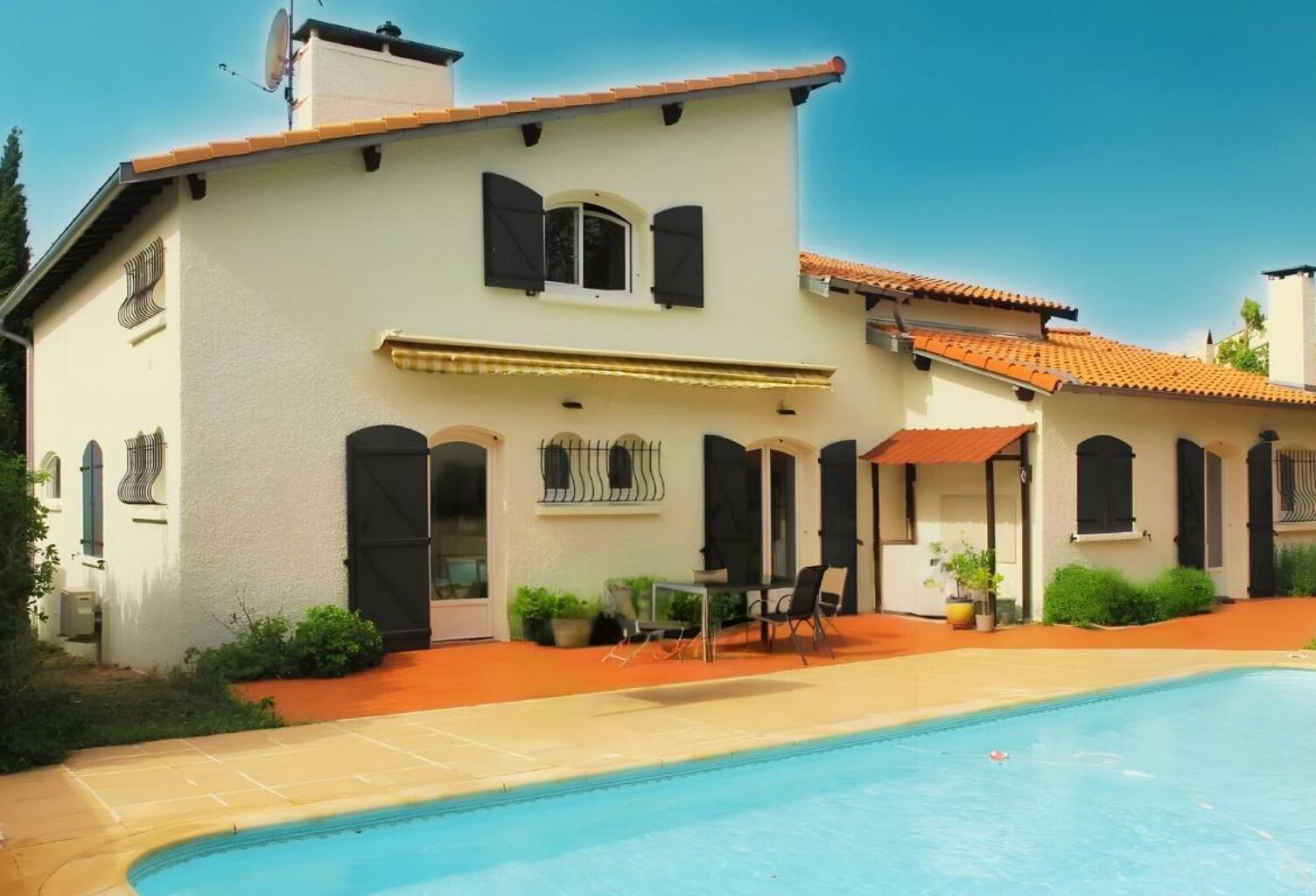 Rare maison familiale individuelle – T7 de 197 m² sur une parcelle de 631 m² avec piscine et garages, dans un cadre résidentiel privilégié — photo 1