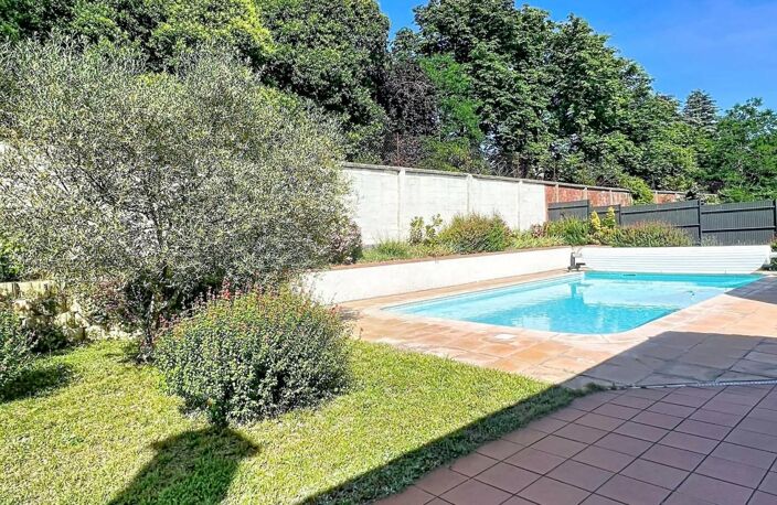 Rare maison familiale individuelle – T7 de 197 m² sur une parcelle de 631 m² avec piscine et garages, dans un cadre résidentiel privilégié — photo 2