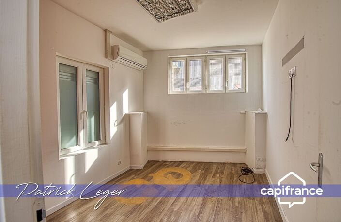Immeuble de rapport de 160 m², avec local commercial au rez-de-chaussée, appartement T4 à l’étage, à 20 minutes à pied de la gare de La Rochelle — photo 3