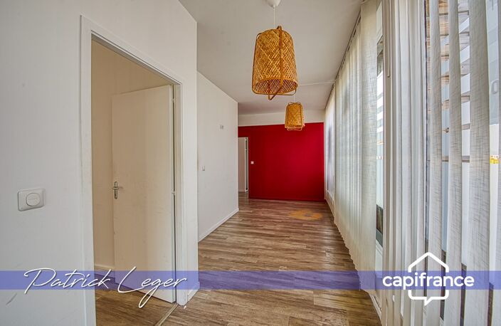 Immeuble de rapport de 160 m², avec local commercial au rez-de-chaussée, appartement T4 à l’étage, à 20 minutes à pied de la gare de La Rochelle — photo 4