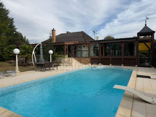 Maison à vendre 7 pièces AUXERRE (89) 167 m2  Piscine  Terrain de 2300 m2 Dépendance — photo du bien