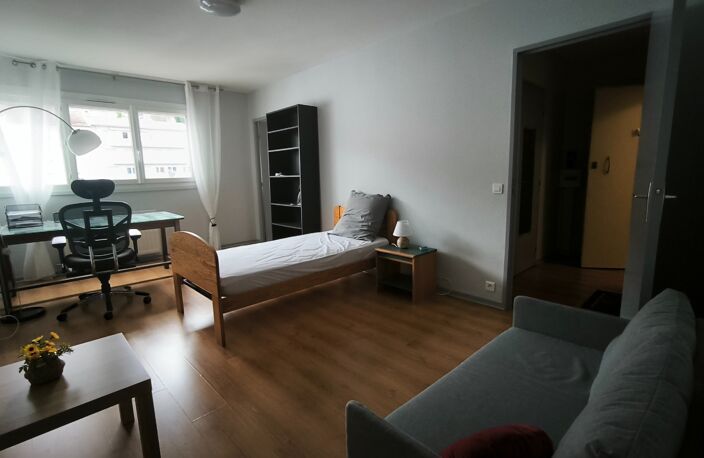 STUDIO MEUBLÉ – 31,27 m² – DERNIER ÉTAGE AVEC ASCENSEUR – — photo 2