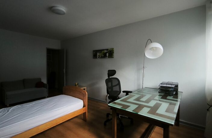 STUDIO MEUBLÉ – 31,27 m² – DERNIER ÉTAGE AVEC ASCENSEUR – — photo 3