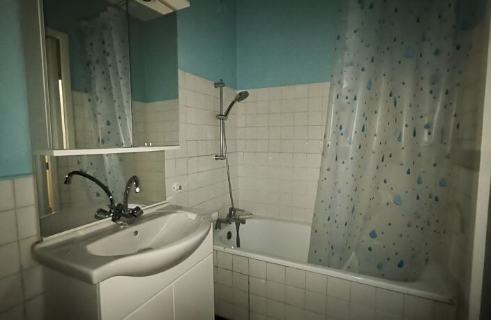STUDIO MEUBLÉ – 31,27 m² – DERNIER ÉTAGE AVEC ASCENSEUR – — photo 4