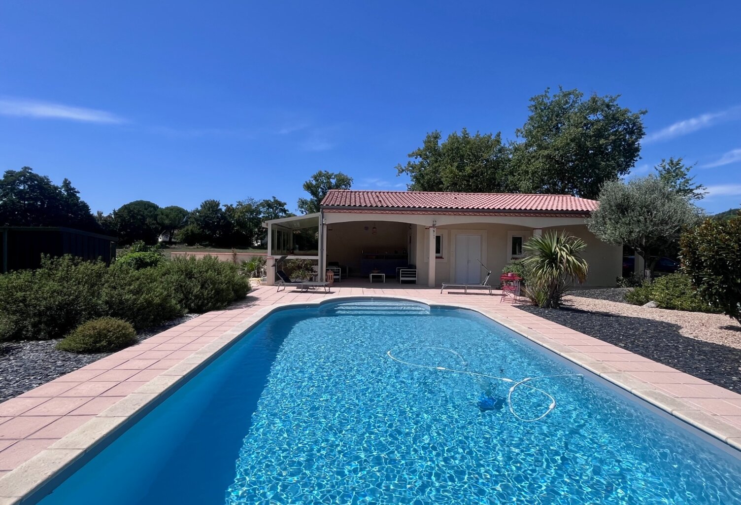 Maison 6 pièces avec piscine et parc paysager — photo 1