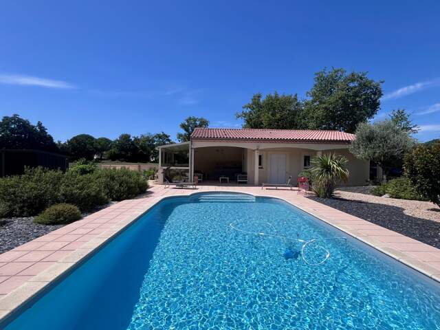 Maison 6 pièces avec piscine et parc paysager — photo du bien