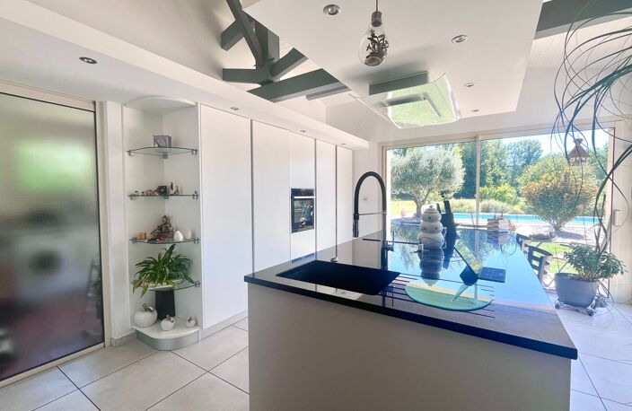 Maison 6 pièces avec piscine et parc paysager — photo 2
