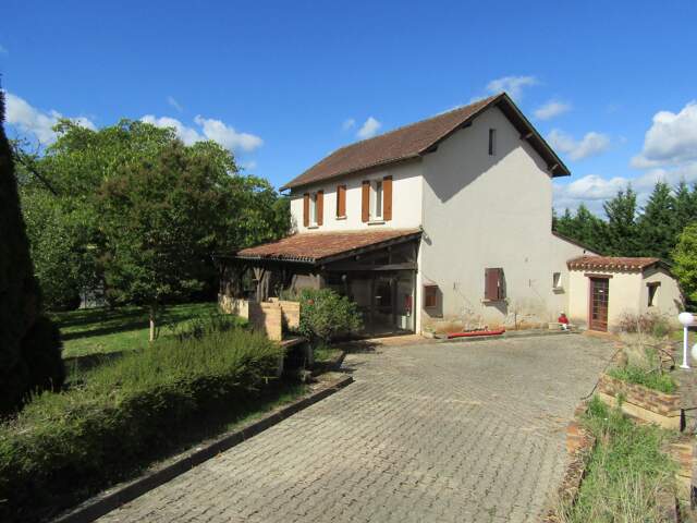 Propriété avec maison 4 chambres, plusieurs bâtiments et 1.8 hectares de terrain — photo du bien