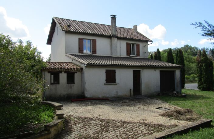 Propriété avec maison 4 chambres, plusieurs bâtiments et 1.8 hectares de terrain — photo 2