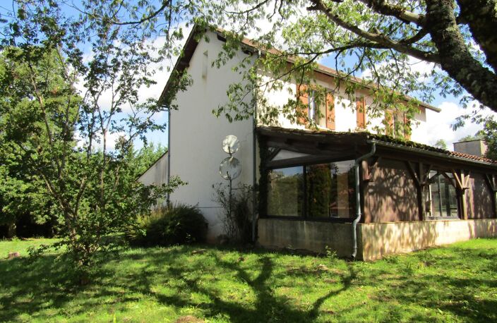 Propriété avec maison 4 chambres, plusieurs bâtiments et 1.8 hectares de terrain — photo 3