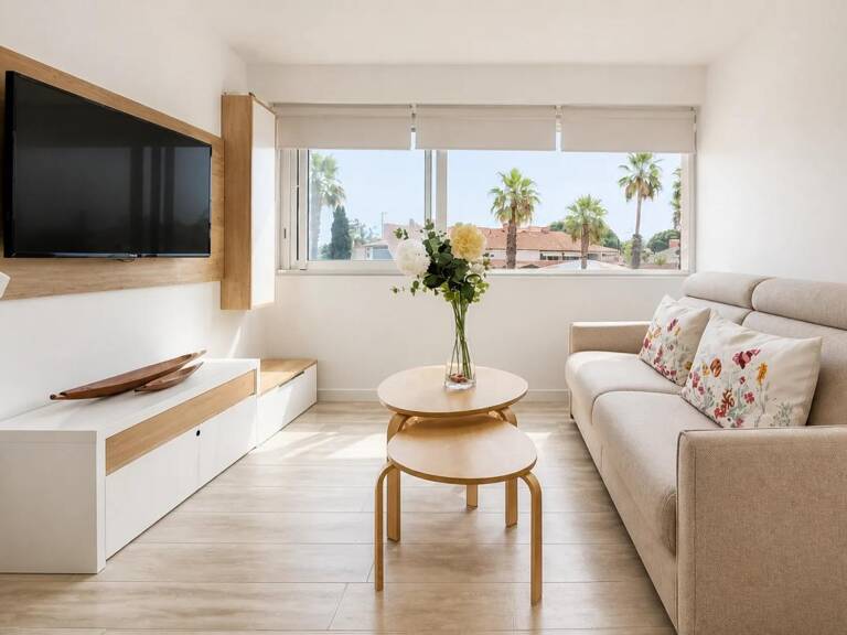 LA LONDE-LES-MAURES – APPARTEMENT DUPLEX RÉNOVÉ À QUELQUES PAS DE LA PLAGE — photo 1