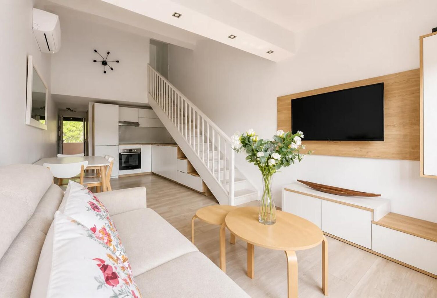 LA LONDE-LES-MAURES – APPARTEMENT DUPLEX RÉNOVÉ À QUELQUES PAS DE LA PLAGE — photo 1