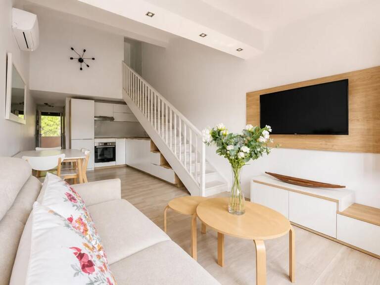 LA LONDE-LES-MAURES – APPARTEMENT DUPLEX RÉNOVÉ À QUELQUES PAS DE LA PLAGE — photo 1