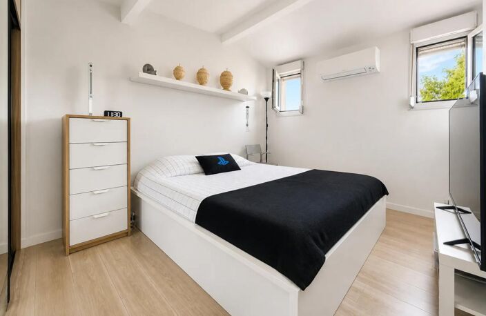 LA LONDE-LES-MAURES – APPARTEMENT DUPLEX RÉNOVÉ À QUELQUES PAS DE LA PLAGE — photo 3