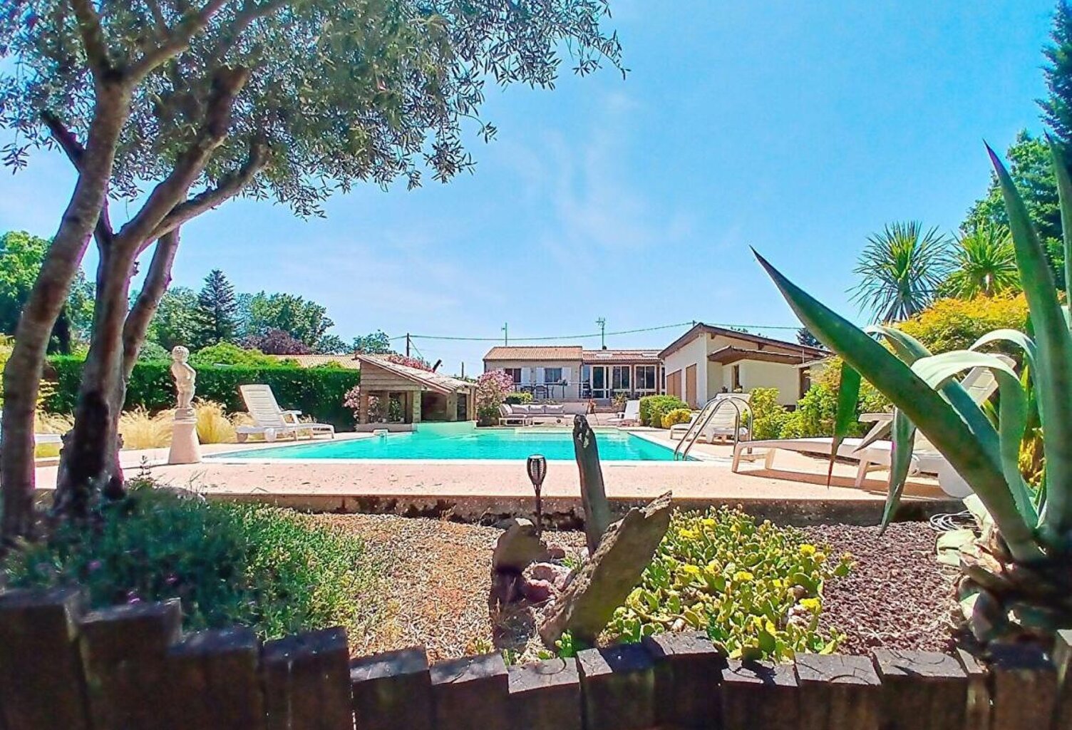 Maison À Vendre de 150 m² + dépendances de 80 m² + piscine — photo 1