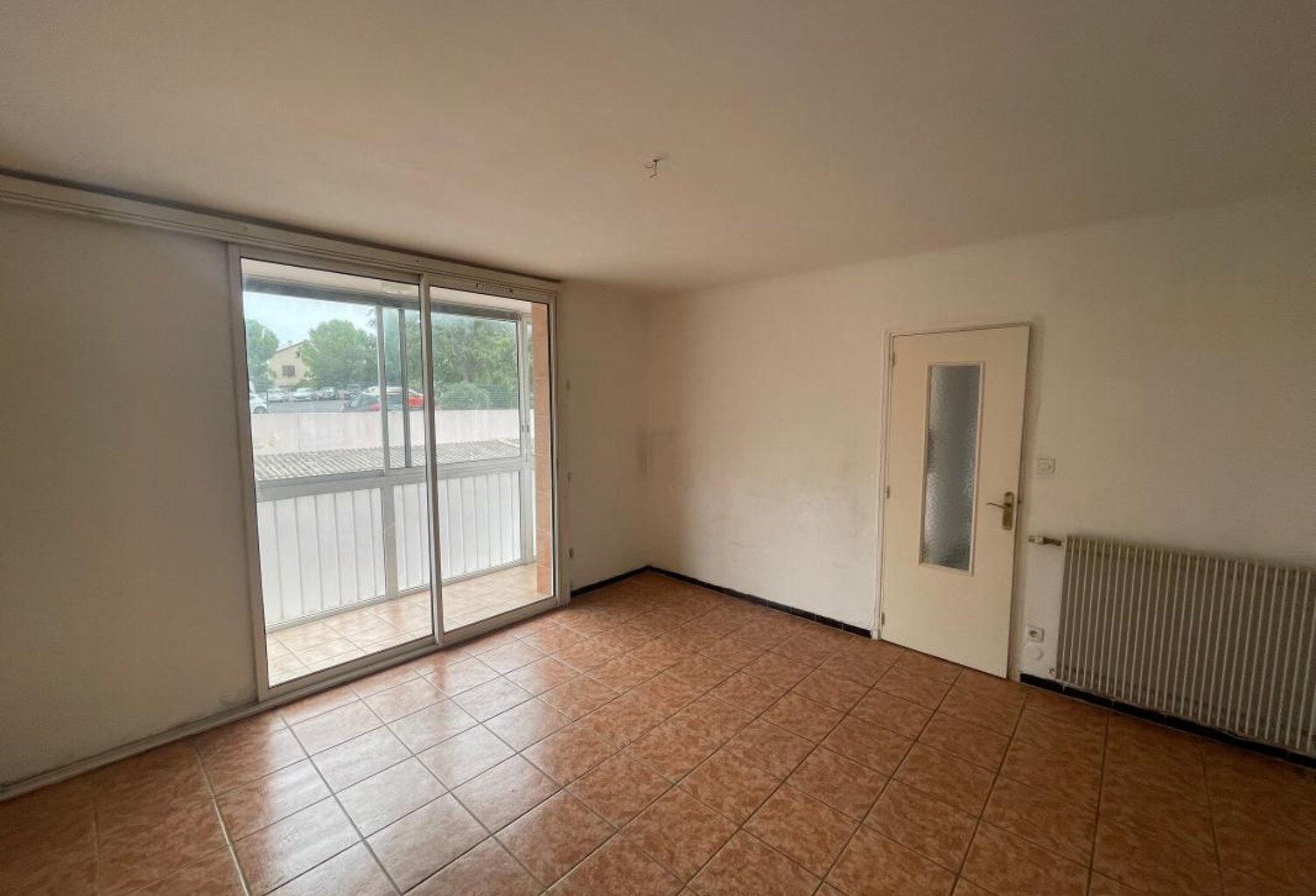 QUARTIER SUD APPARTEMENT 2 PIECES UNE CHAMBRE BALCON CAVE VUE DEGAGEE PARKING COLLECTIF — photo 1