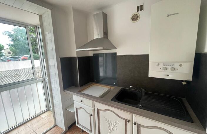 QUARTIER SUD APPARTEMENT 2 PIECES UNE CHAMBRE BALCON CAVE VUE DEGAGEE PARKING COLLECTIF — photo 2