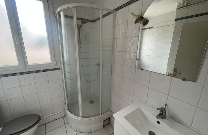 QUARTIER SUD APPARTEMENT 2 PIECES UNE CHAMBRE BALCON CAVE VUE DEGAGEE PARKING COLLECTIF — photo 3