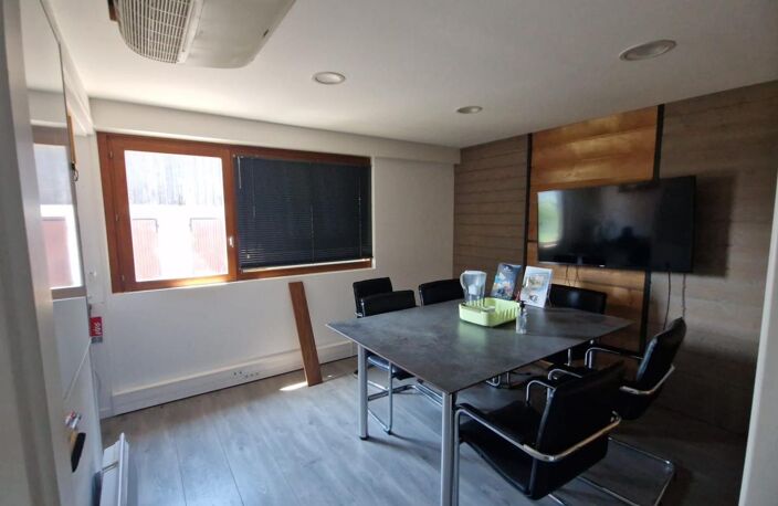 Local artisanal avec bureaux – 264 m² et terrain privatif — photo 3
