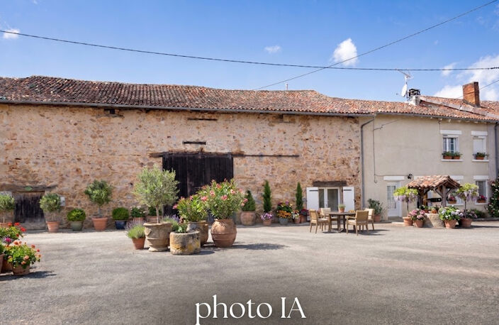 ENSEMBLE IMMOBILIER DE CARACTERE - 3 MAISONS, 2 GRANGES ET 1 PATIO - UN PROJET UNIQUE A IMAGINER — photo 2